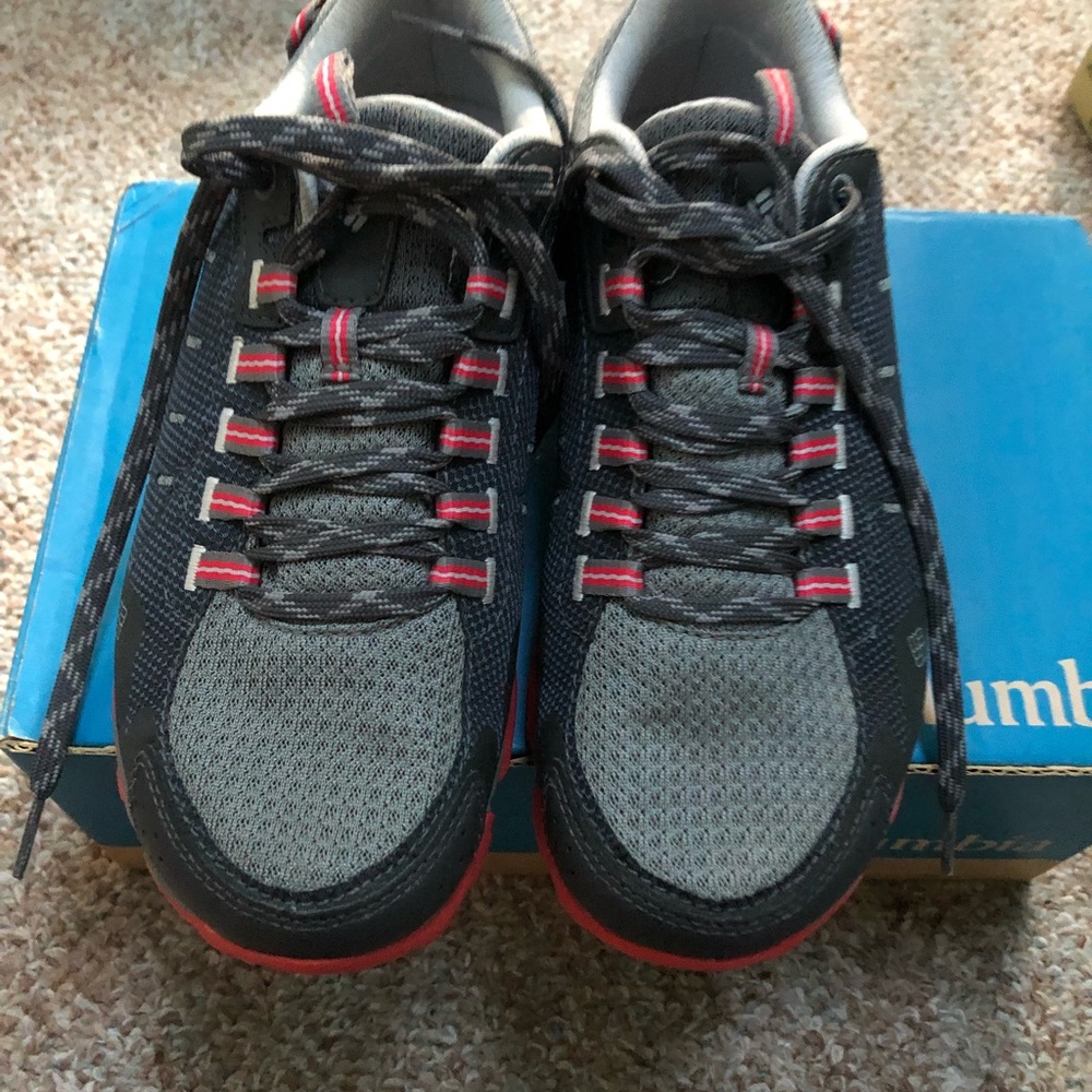 Columbia Woman’s Conspiracy Razor Outdry Sneakers gray/coral size 6.5